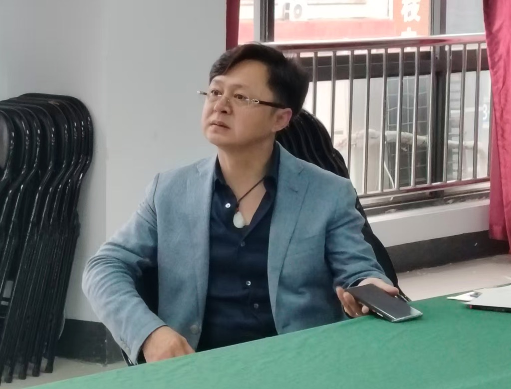 赵总认真聆听给予一些宝贵建议