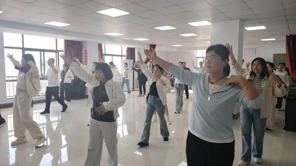 集体起舞舒展身心,元气满满奔赴每日工作