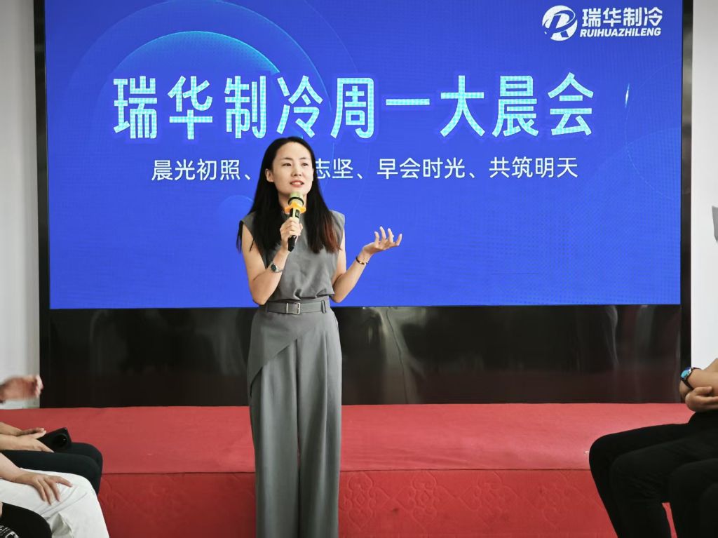 周一 8 点准时赴晨会,在主持中突破自我、提升本领。