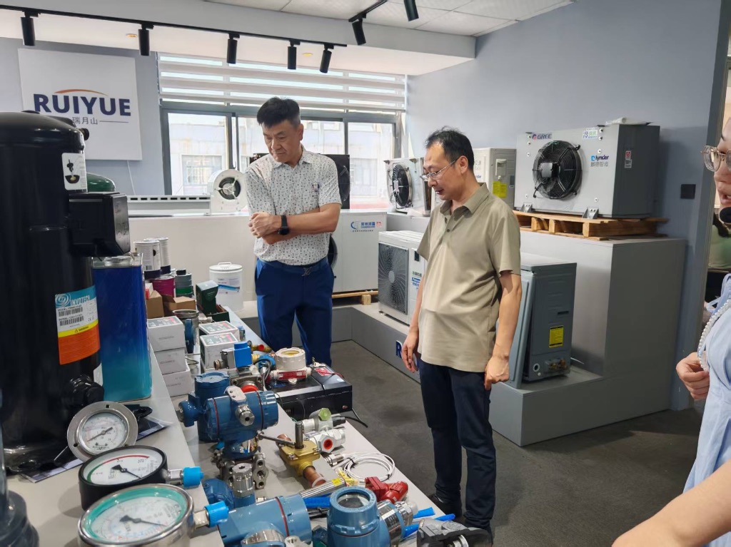 参观瑞华制冷展厅