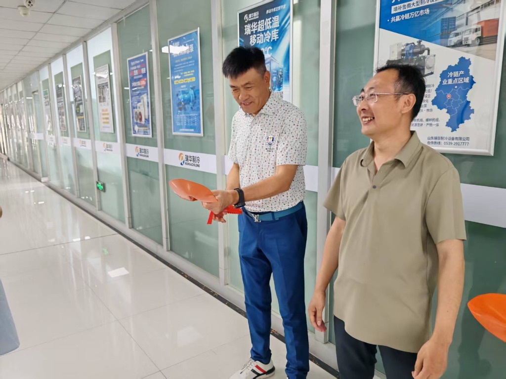 为江总送上代表瑞华企业文化的铁锨