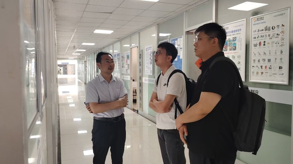 刚总为两位老总介绍瑞华