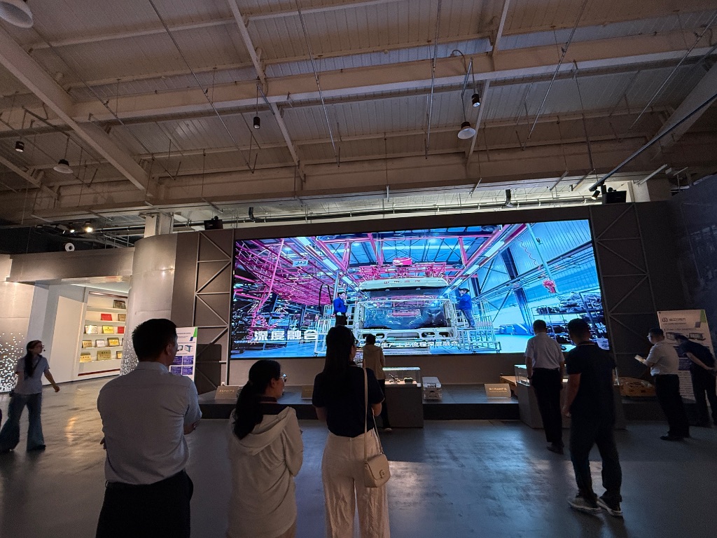 参观临工智科实景展厅