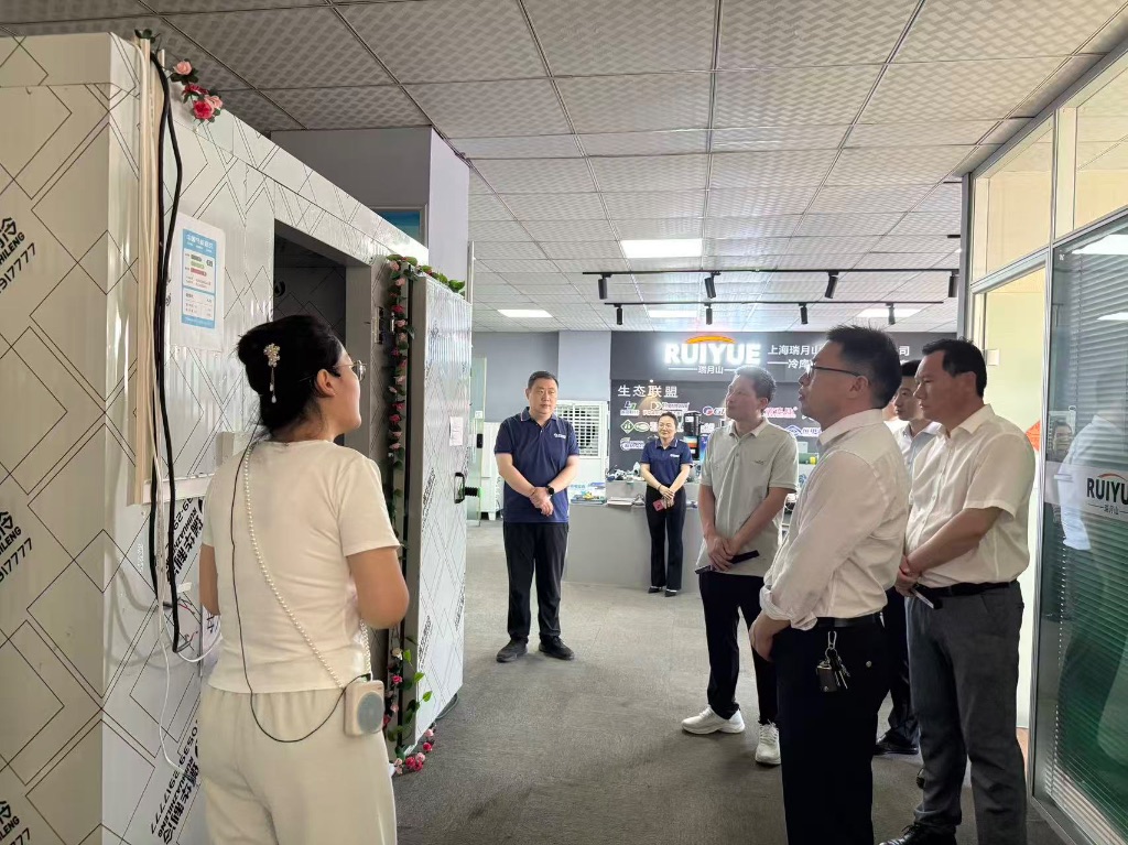 参观瑞华自主研发移动冷库
