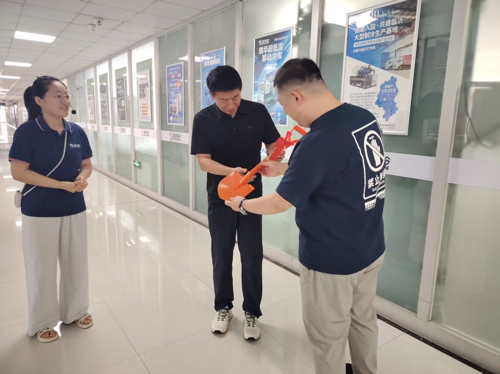 为孙总送上代表瑞华企业文化的铁锨