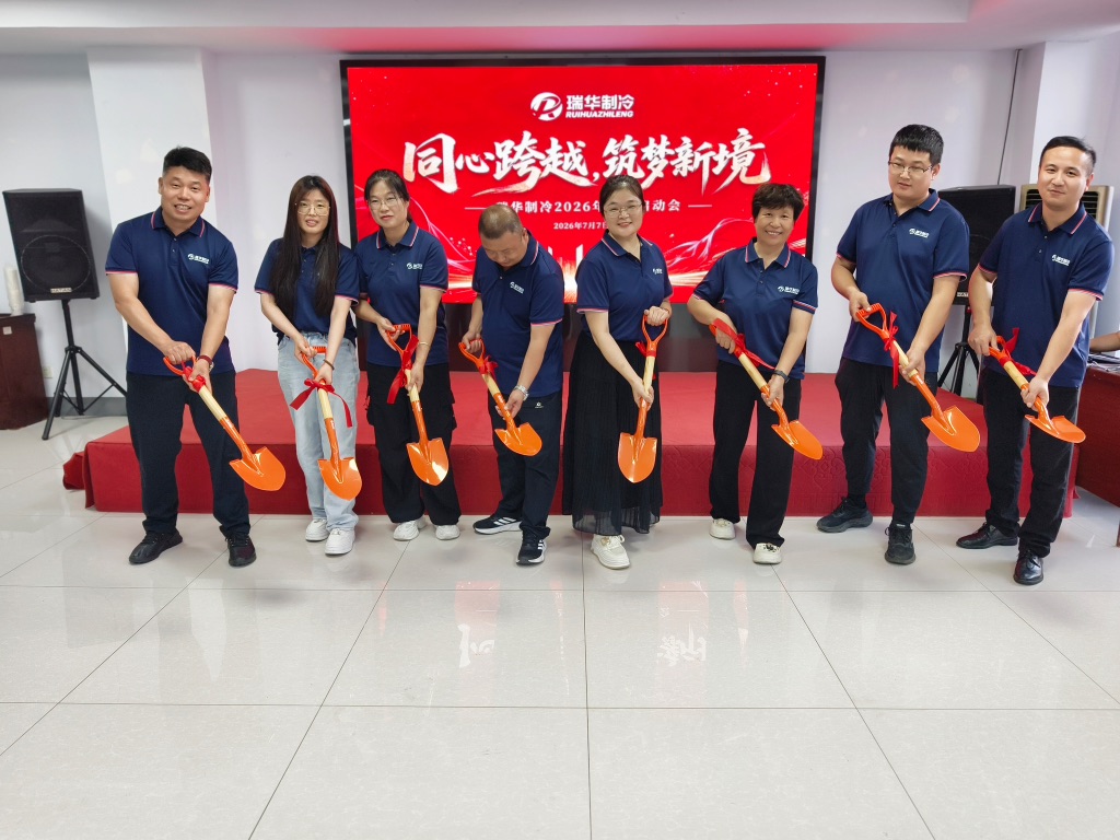 为入职周年同事颁发年功奖