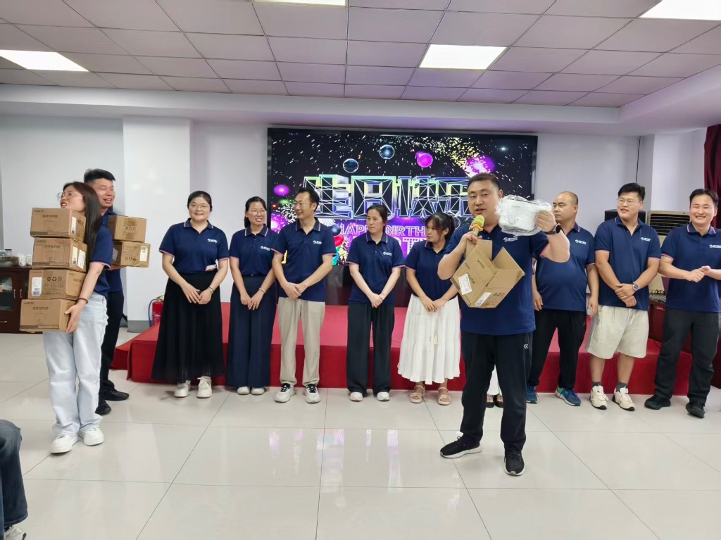 为本季度过生日的同学送上生日礼物