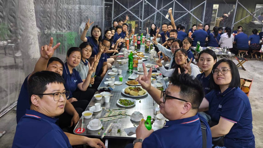 随后举行了盛大的聚餐活动