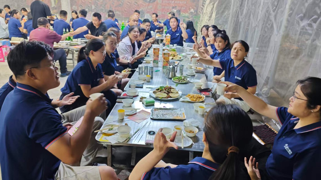 大家把酒言欢共同庆祝红六月圆满完成