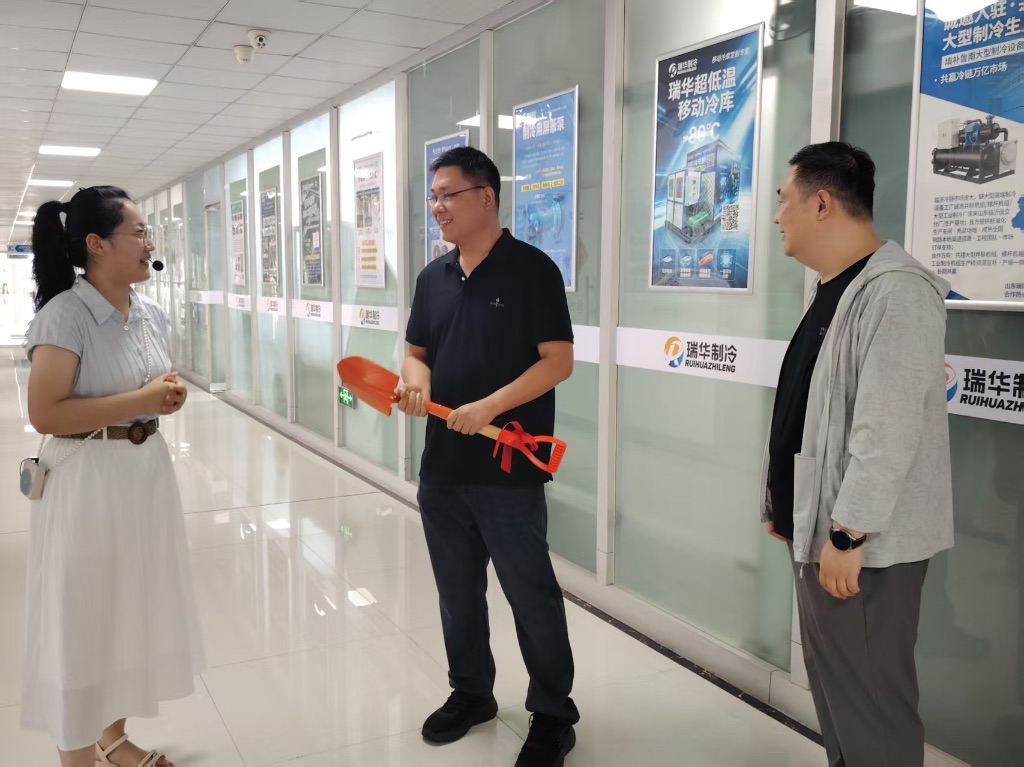 送上代表瑞华制冷企业文化的“铁锨”