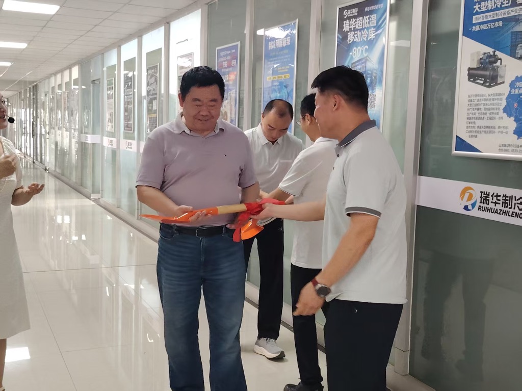 为刘秘书长赠送瑞华企业文化“铁锨”
