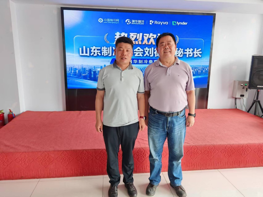 两位秘书长合影留念