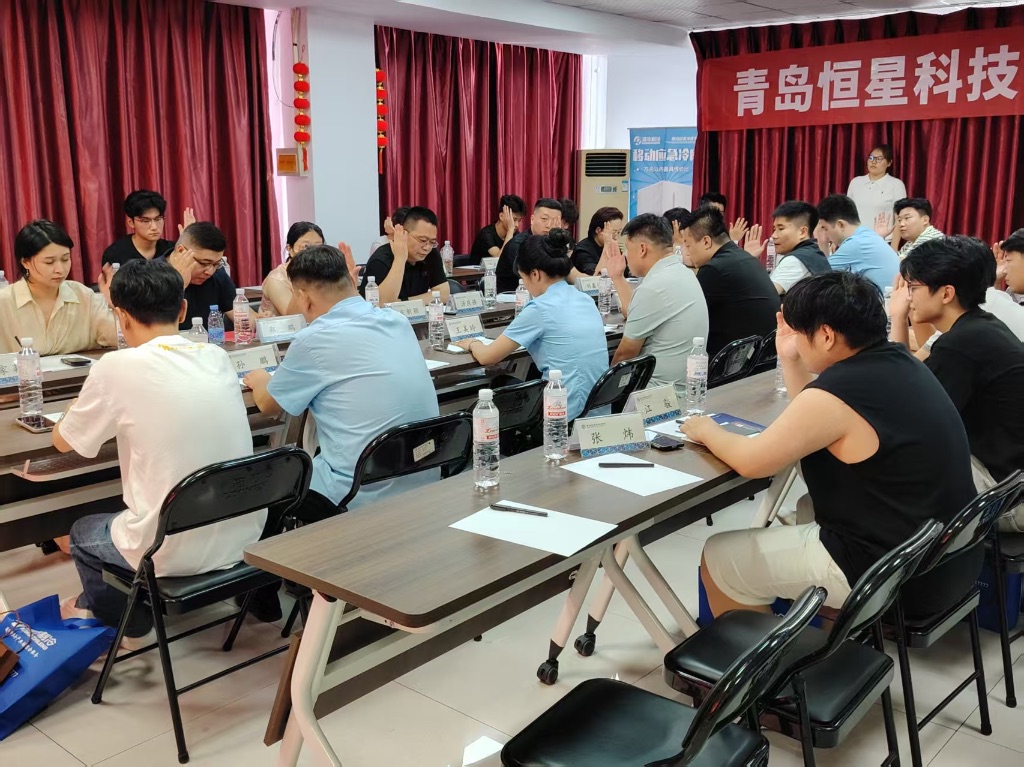 选举青岛恒星科技学院临沂校友会第一届理事会成员并举手表决