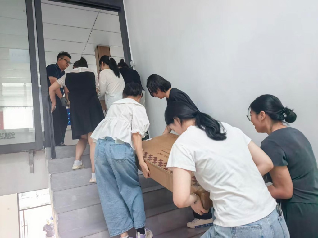 一起搬运上楼