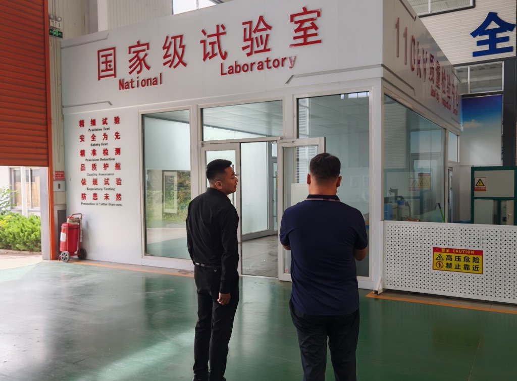 参观峰泰国家级实验室