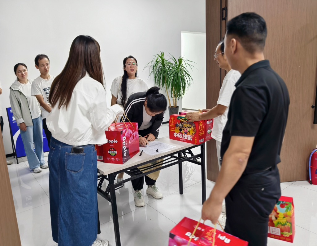 下午下班各部门依次领取福利