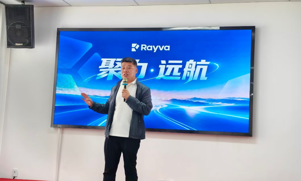 瑞华总经理张总做会议总结及激励