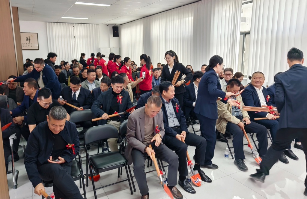 现场为各位嘉宾颁发代表企业文化的“铁锨”